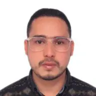 imagen cliente gombre cabello negro sonriendo