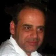 imagen cliente gombre cabello negro sonriendo