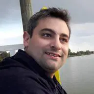 imagen cliente gombre cabello negro sonriendo