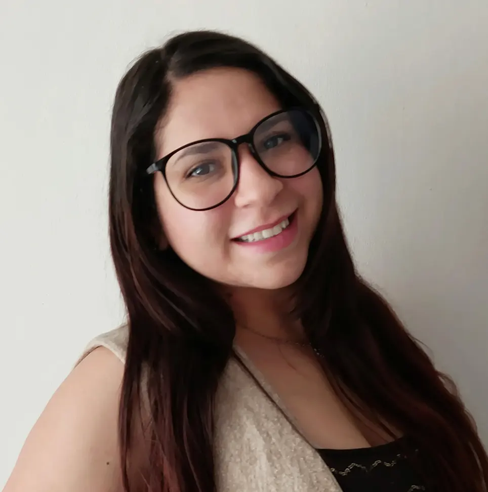 foto de co fundadora de nexdevus Edmara Guerrero - Mujer sonriendo con lentes de perfil