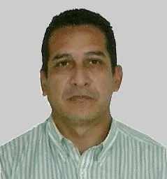 foto de co fundadora de nexdevus Edmara Guerrero - Mujer sonriendo con lentes de perfil