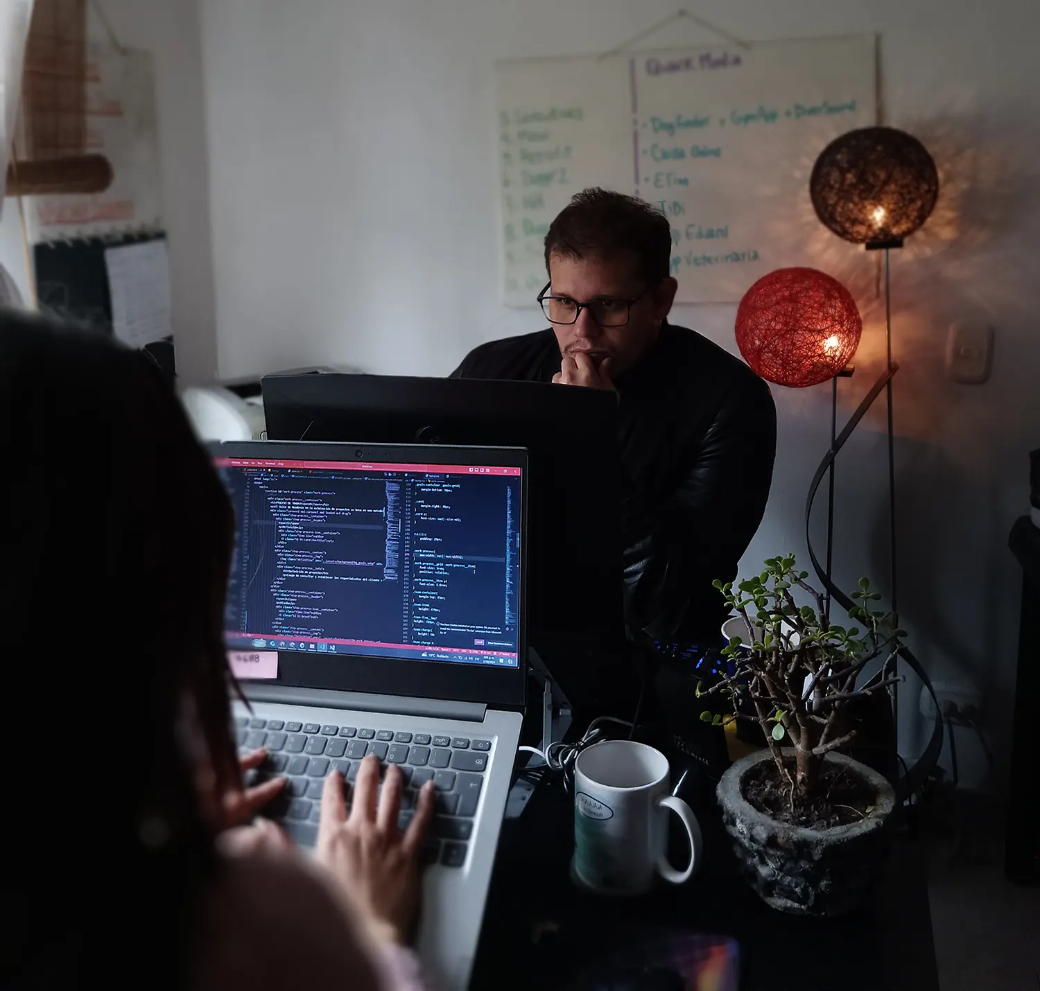 desarrolladores programando y construyendo proyectos